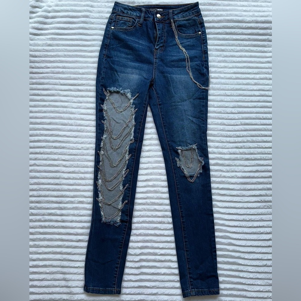 Jeans a la cintura.